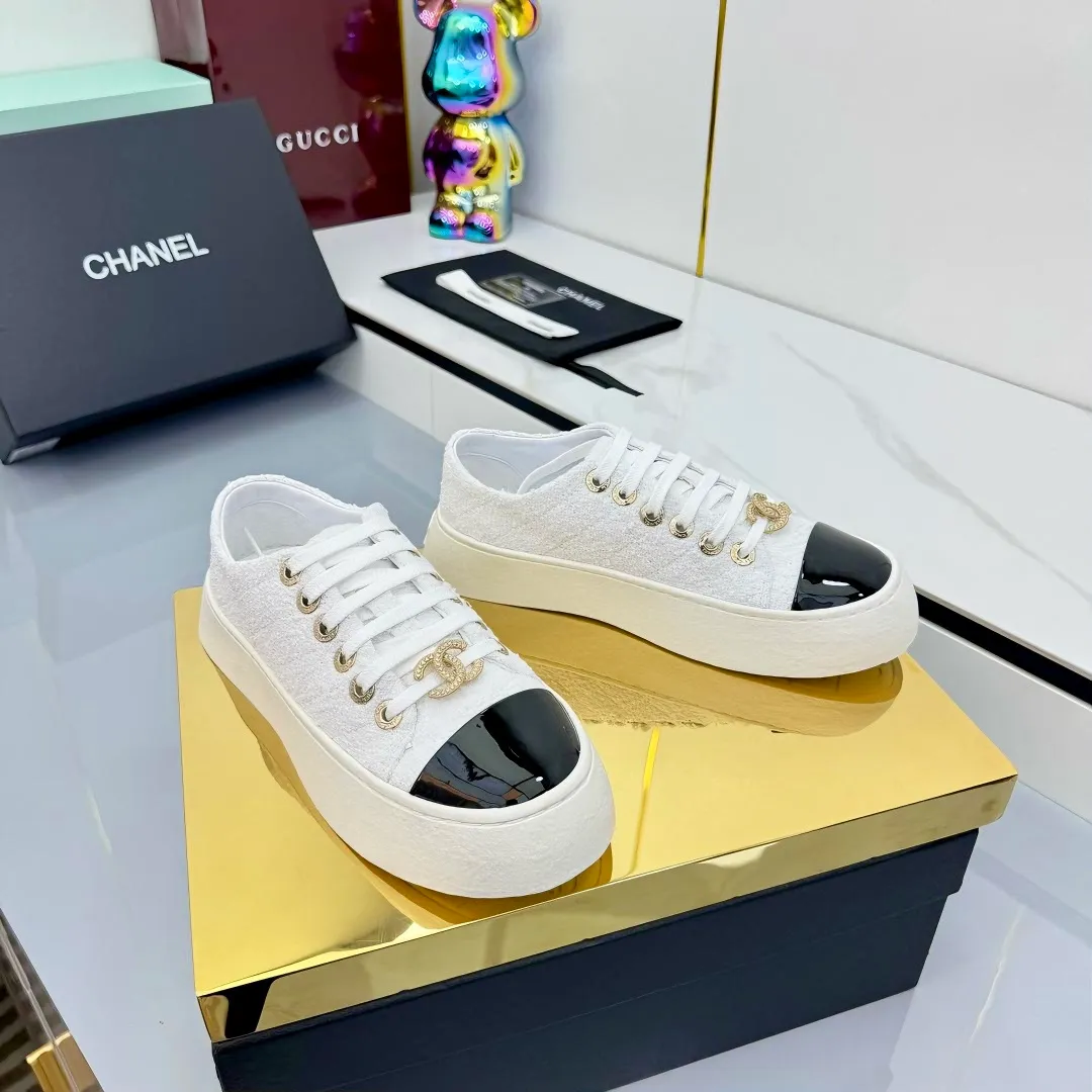 👟👟Ex-factory price 520👟👟 Top-quality cloth-covered version, original quality! ! ! Chanel Chanel - 2025 biscuit shoes, the top casual sports shoes in the counter, this classic design; the upper is electro-embroidered with a variety of craftsmanship; the outsole is fashionable and sporty; the extraordinary inclusion of a variety of color elements... The diversified mix and match is very good-looking and versatile, casual, fashionable, sports, and outdoor can be taken into account... ꫛꫀꪝ Go➫ Material: ❶Upper: Original first-layer cowhide ❷Inner: Sheepskin ❸Outsole is based on: Original TPU combination outsole. Full set of boutique packaging for women 35–40-41. Customized. Non-refundable. 👉